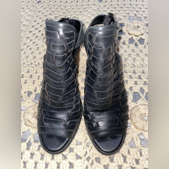 Jessica Simpson 
Shoes size 8.5 M / 38.5 
Leather upper 
Man/ made lining Sole - Picture 11 of 17